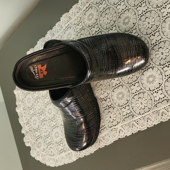 Women's Dansko XP Black Patent Leather with Color Lines- Size 39 - Picture 2 of 4